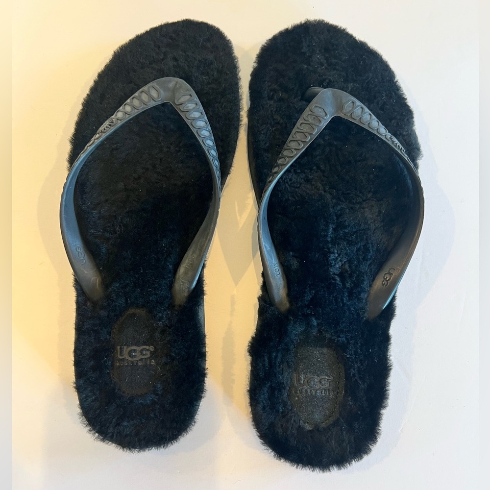 UGG Women's Black Fuzzy Flip Flop / Slippers Size 11/12 See Measurements